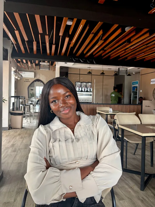 Oyeyinka smiling at a café